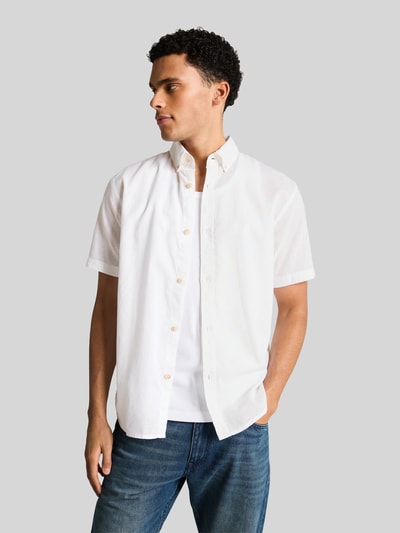 Männermodel trägt Relaxed Fit Freizeithemd aus Leinen-Baumwoll-Mix von Tom Tailor Denim, Optik: Unifarben, Flammgarn, Kurzarm, Ganzkörperansicht von vorne.