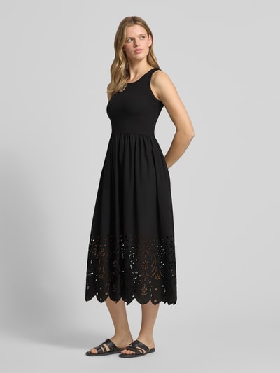 Frauenmodel trägt A-Linie Midikleid aus Baumwoll-Mix Modell 'NAOMI' von Pepe Jeans, Optik: Unifarben, Rundhals, Lochstickerei, Muschelsaum, Ganzkörperansicht von vorne.