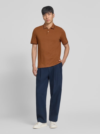Männermodel trägt Regular Fit Poloshirt mit Logo-Stitching von bugatti in Braun, Reine Baumwolle, Polokragen, kurze Knopfleiste, Label-Detail, Rückenlänge bei Größe M 71 cm, Ganzkörperansicht von vorne