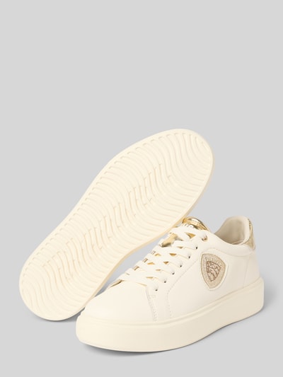 Produktfoto, Sneaker mit Label-Detail Modell 'VENUS' von Blauer USA, Leder-Mix, abgerundete Spitze, Schnürverschluss, strukturierte Sohle, gold-weiße Farbkombination, Größe und Proportion für Damen, Absatzhöhe 4 cm, Schafthöhe 8 cm, Schaftweite 9 cm.