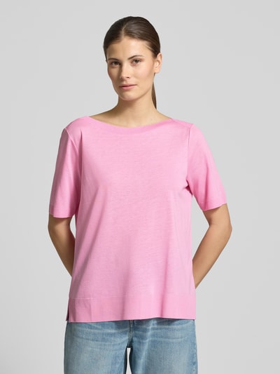 Frauenmodel trägt Regular Fit T-Shirt aus Lyocell-Baumwoll-Mix von Marc O'Polo in Rosa, glatt, kurzarm, unifarben, Ganzkörperansicht von vorne.