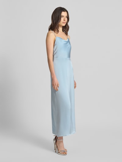Frauenmodel trägt Regular Fit Midikleid mit Rückenausschnitt Modell 'Ravenna' von Vila aus hellblauem Satin mit Spaghettiträgern, Reißverschluss, glatte Oberfläche, Damen Midikleid, Ganzkörperansicht von vorne, Rückenlänge bei Größe 36: 117 cm, Brustweite bei Größe 36: 33 cm.