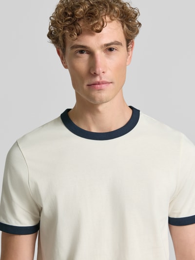 Männermodel trägt Regular Fit T-Shirt aus reiner Baumwolle von MCNEAL mit kontrastivem Rundhalsausschnitt, Nahaufnahme Oberkörper.