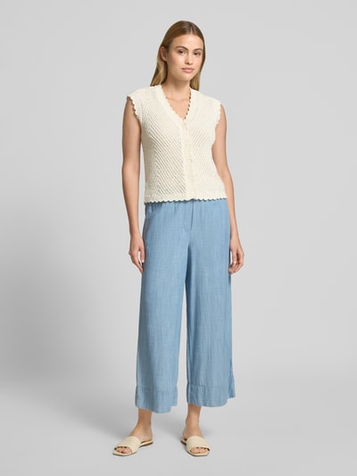 Frauenmodel trägt Hose aus Lyocell-Baumwoll-Mix mit elastischem Bund von JAKE*S STUDIO WOMAN, Denim-Optik, Relaxed-Fit, Ganzkörperansicht von vorne, Bundweite bei Größe 36: 38 cm, Innenbeinlänge bei Größe 36: 66 cm.