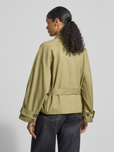 Frauenmodel trägt Trenchcoat mit Bindegürtel und Ärmelriegeln von JAKE*S STUDIO WOMAN aus Reine Baumwolle, Regular-Fit, Ganzkörperansicht Rückansicht.