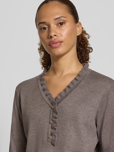 Vrouwenmodel draagt Regular fit pullover met mix van wol en alpaca Model 'Katie' van FREE/QUENT, tricotlook, V-hals, met ruches, knoopsluiting, Nahaufnahme bovenlichaam.