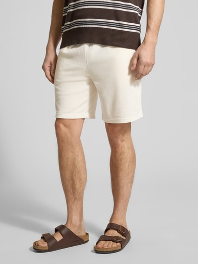 Męski model nosi Shorts mit elastischem Bund od MCNEAL, bawełna z domieszką, krój regular fit, ściągacz, długość wewnętrzna 21 cm, widok całej sylwetki z przodu