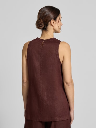 Vrouwenmodel draagt top uit zuiver linnen met ronde hals, regular fit, zijsplitten, model 'SIA' van ECOALF, ruglengte maat 36: 67 cm, geheellichaamsbeeld achteraan.