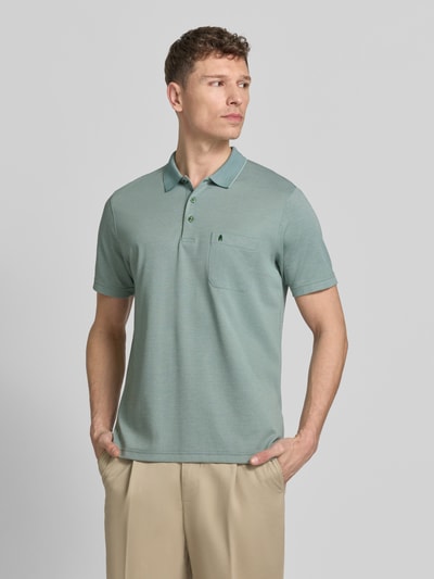 Männermodel trägt Regular Fit Poloshirt mit Knopfleiste und Brusttasche von RAGMAN in Hellgrün, Baumwoll-Mix, Nahaufnahme Oberkörper.