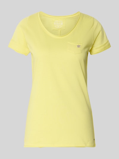 Produktfoto, jasnożółte T-Shirt z kieszonką na piersi, krój regular fit, czysta bawełna, V-dekolt, model 'GS23' od G.I.G.A. DX, długość tyłu w rozmiarze 36: 64 cm