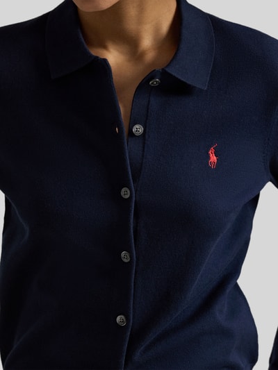 Frauenmodel trägt Slim Fit Strickjacke aus Baumwoll-Mix von Polo Ralph Lauren in Dunkelblau, Feinstrick, Logo-Stitching, Nahaufnahme Oberkörper.