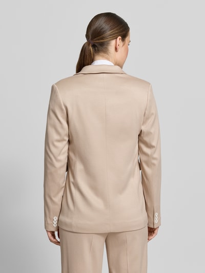 Frauenmodel trägt Regular Fit Blazer mit Pattentaschen von More & More in Beige, Reverskragen, Knopfverschluss, Ganzkörperansicht Rückansicht.