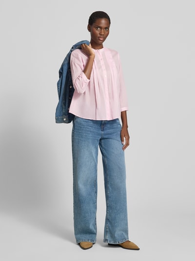 Frauenmodel trägt Regular Fit Bluse mit Drapierungen und 3/4-Arm von Christian Berg Woman in Rosa mit Stehkragen, Knopfleiste, ganzkörperansicht von vorne. Rückenlänge bei Größe 36: 58 cm, Ärmellänge bei Größe 36: 46 cm.