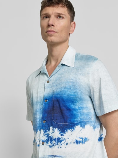 Männermodel trägt Casual Fit Freizeithemd im Allover-Look von PAUL SMITH, Baumwoll-Micromodal-Mix, Kentkragen, Brusttasche, Nahaufnahme Oberkörper.