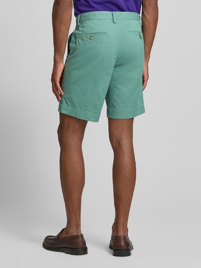 Männermodel trägt Straight Fit Chinoshorts aus katoenmix van Polo Ralph Lauren, effen kleuren, logodetail, riemlussen, knoop- en ritssluiting, achterzakken, zij-steekzakken, ganzkörperansicht rückansicht.
