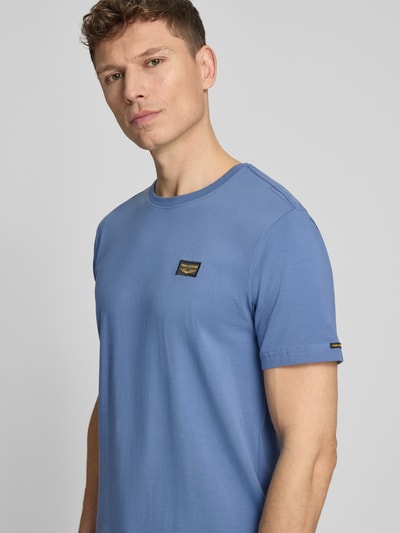 Männermodel trägt T-Shirt mit Label-Details und Rundhalsausschnitt von PME Legend aus Baumwoll-Elasthan-Mix, Regular-Fit, Nahaufnahme Oberkörper.