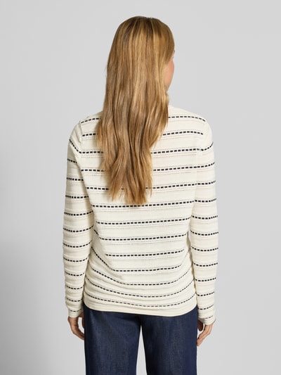 Frauenmodel trägt Regular Fit Longsleeve aus reiner Baumwolle von Christian Berg Woman in Strick-Optik mit Streifenmuster, Rückenansicht.