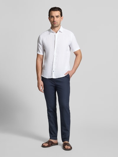 Männermodel trägt Casual Fit Freizeithemd aus Leinen von OLYMP Level Five, wit, kentkraag, knoopsluiting, linnen, casual fit, korte mouwen, recht model, voorkant, geheel lichaam