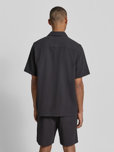 Männermodel trägt Regular Fit Freizeithemd aus reiner Baumwolle von Marc O'Polo Denim in Waffel-Struktur, Optik: Unifarben, Ganzkörperansicht Rückansicht.
