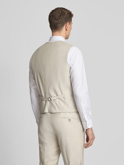 Männermodel trägt Weste aus Viskose Modell 'Weazer' von JOOP! Collection in Beige mit Regular-Fit, Rückenlänge 58 cm, Ganzkörperansicht Rückansicht.