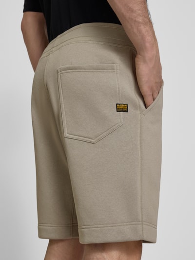 Männermodel trägt Sweatshorts mit elastischem Bund von G-Star Raw aus Baumwoll-Mix, Regular-Fit, Detailaufnahme Rückansicht.