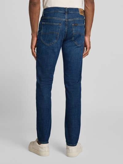 Männermodel trägt Jeans im 5-Pocket-Design Modell 'LUKE' von Lee aus elastischem Baumwoll-Mix, Straight Fit, Ganzkörperansicht Rückansicht.