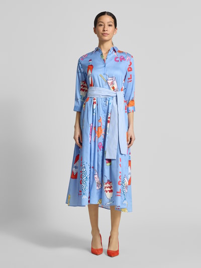 Frauenmodel trägt Hemdblusenkleid mit Bindegürtel von Milano Italy, Reine Baumwolle, Taillierter Schnitt, Midikleid, Allover-Look, Hemdblusenkragen, Ganzkörperansicht von vorne.