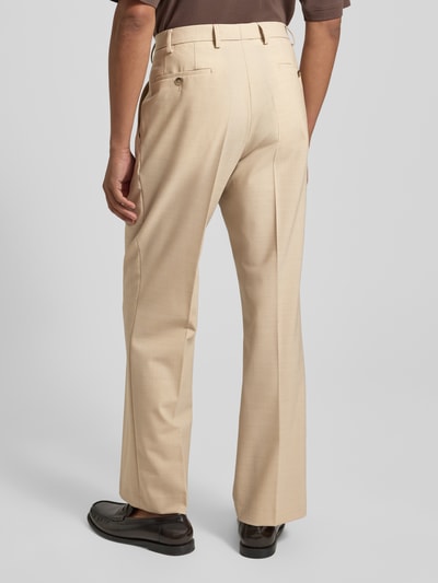 Männermodel trägt Hose mit Eingrifftaschen Modell 'Bert' von DIGEL in Beige, Regular Fit, glatte Textur, Ganzkörperansicht Rückansicht.