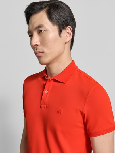 Męski model nosi Regular Fit Poloshirt mit Stitching Modell 'PLANTAGO' od Peuterey, materiał z domieszką stretchu, krój regular fit, polo kołnierzyk, zapięcie na guziki, czerwony kolor, gładka tekstura, widoczne przeszycia, zdjęcie z przodu, zbliżenie na górną część ciała.