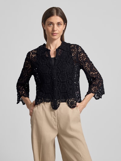 Frauenmodel trägt Cardigan aus Häkelspitze von Apricot in Schwarz, feine Baumwollstruktur, Knopfleiste, Hemdblusenkragen, Slim Fit, Ganzkörperansicht von vorne.