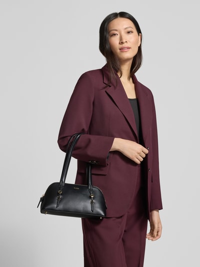 Frauenmodel trägt Henkeltasche mit Label-Applikation Modell 'SYNDRA_DUFFLE' von HUGO in Lederoptik mit Tragehenkel, Nahaufnahme Oberkörper.