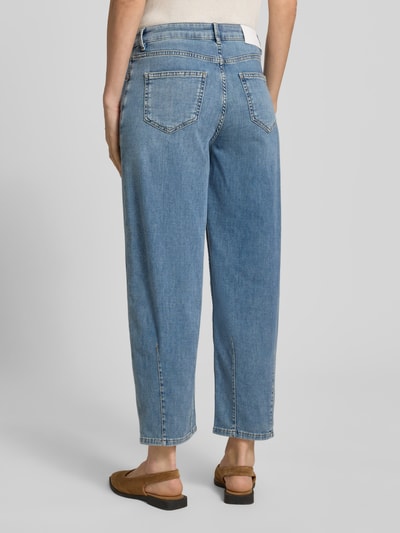 Frauenmodel trägt Straight Fit Jeans mit verkürzter Passform Modell 'Melly' von OPUS PANTS, hellblaue Farbe, 5-Pocket-Design, Baumwoll-Mix, Knopf-Reißverschluss, Rückansicht, Ganzkörperansicht.