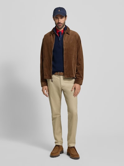 Mannenmodel draagt Troyer met Label-Stitching van Polo Ralph Lauren, marineblauwe katoenen regular fit, geribde boorden, korte rits, staande kraag, voorkant volledige lichaamsweergave.
