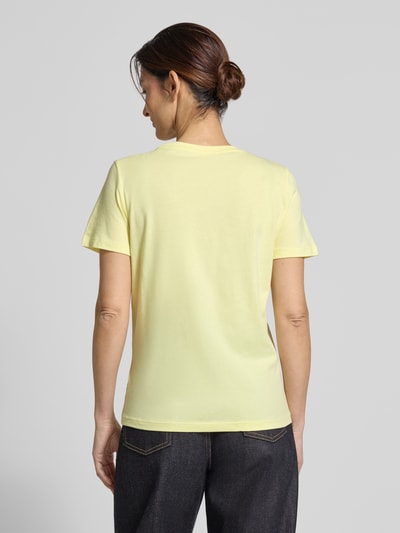 Modelka nosi Regular Fit T-Shirt aus Bio-Baumwoll-Mix od Tom Tailor, jednolity kolor, krój regular fit, krótki rękaw, bawełna organiczna, widok całej sylwetki z tyłu.