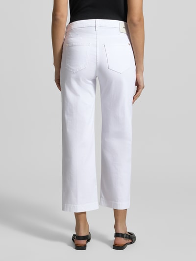 Vrouwenmodel draagt Culotte met steekzakken van MAC, puur katoen, verkorte pasvorm, denimlook, maat 36, bandwijdte 38 cm, binnenbeenlengte 63 cm. Ganzkörperansicht Rückansicht.