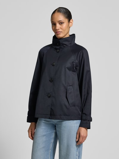 Frauenmodel trägt Jacke mit Stehkragen und Ärmelriegeln von Fuchs Schmitt, dunkelblauer Baumwoll-Mix, Eingrifftaschen, Knopfleiste, Ganzkörperansicht von vorne
