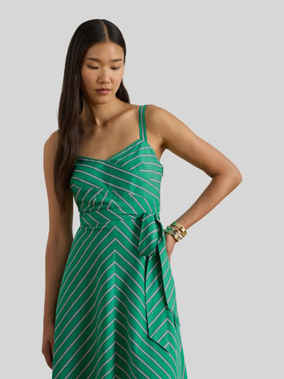 Frauenmodel trägt Tailliertes Freizeitkleid aus reiner Baumwolle von Lauren Ralph Lauren mit grün-weißem Allover-Streifenmuster, breiten Trägern, Bindeband, herzförmigem Ausschnitt, taillierter Midi-Passform; Nahaufnahme Oberkörper.