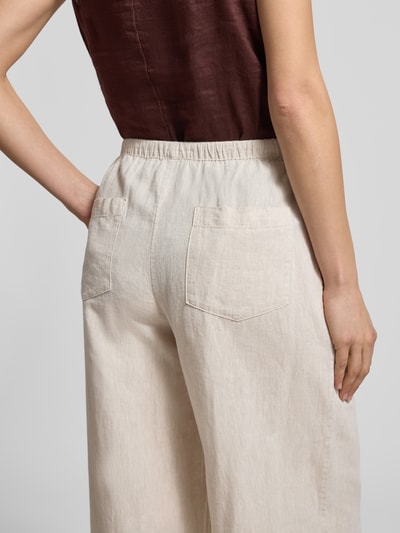 Kobiece model prezentuje Regular Fit Weite Hose aus Leinen-Baumwoll-Mix Modell 'LUISA' od Selected Femme, efekt: melanż, krój regular fit, tunel, elastyczny ściągacz, wpuszczane kieszenie boczne, kieszenie z tyłu, wykończenie materiału: cieniowana przędza, mieszanka lnu i bawełny, detal: jasny beż, melanżowa faktura, detailaufnahme tyłu
