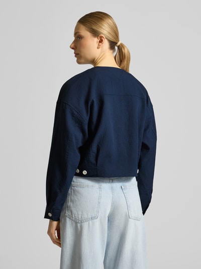 Frauenmodel trägt Boxy Fit Kurzblazer aus Viskose-Mix von Tommy Hilfiger in Optik: Unifarben, Strukturtextur, Ganzkörperansicht Rückansicht.