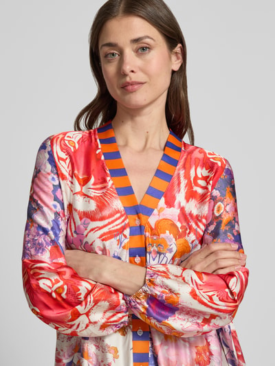 Frauenmodel trägt Midikleid aus Viskose mit V-Ausschnitt Modell 'Wild Flower' von miss goodlife im Allover-Look mit Knopfleiste, Nahaufnahme Oberkörper.