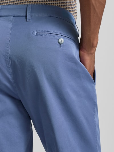 Mężczyzna nosi Straight Fit Stoffhose mit Lyocell-Anteil Modell 'Everest' od Brax w kolorze jasnoniebieskim, kieszenie z guzikami, elastyczny bawełniany materiał z lyocellem, detal tylnej części spodni, Szerokość w rozmiarze 50: 46 cm, długość nogawki wewnętrznej: 82 cm, detal tylnej kieszeni, zbliżenie tylnej części.