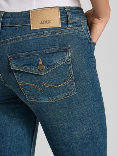 Vrouwenmodel draagt Flared Fit jeans uit katoenmix Model 'Texas' van JJXX, 5-pocketmodel, knoop- en ritssluiting, detailopname rug. Dames jeans, bandwijdte maat 27/32: 38 cm, binnenbeenlengte maat 27/32: 80 cm.
