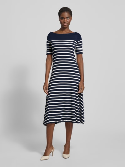 Frauenmodel trägt Midikleid mit U-Boot-Ausschnitt Modell 'MUNZIE' von Lauren Ralph Lauren, A-Linie, Baumwolle, Streifenmuster, marine-weiß, Ganzkörperansicht von vorne.