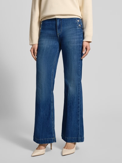 Kobiece model prezentuje Flared Jeans mit Knöpfen od Liu Jo White, niebieski denim, efekt used, bawełna ze streczem, widok z przodu, całe ciało.