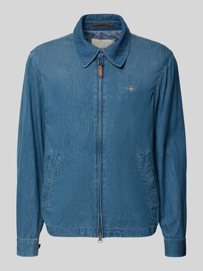 Produktfoto, Jacke im Denim-Look mit Zweiwege-Reißverschluss von Gant aus reiner Baumwolle, Regular-Fit, Umlegekragen, Eingrifftaschen, Label-Stitching, mittleres Blau, glatte Oberfläche, Maße bei Größe M: Rückenlänge 68 cm, Schulterbreite 45 cm, Brustweite 54 cm, Ärmellänge 67 cm.