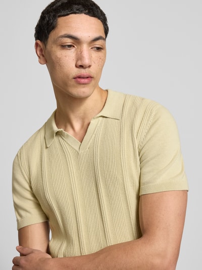 Männermodel trägt Slim Fit Poloshirt in Strick-Optik Modell 'Baron' von Blend, reine Baumwolle, Polokragen, Nahaufnahme Oberkörper.