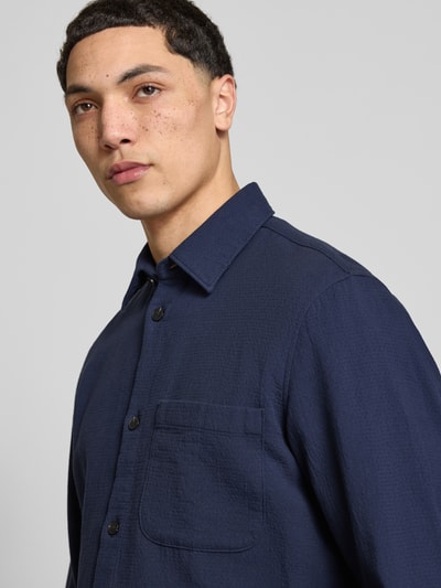 Männermodel trägt Regular Fit Freizeithemd aus reiner Baumwolle von Marc O'Polo Denim, Optik: Unifarben, Struktur, Nahaufnahme Oberkörper.