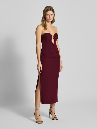 Vrouwenmodel draagt Midi-jurk in off-shoulder-look model 'ELENI' van Bardot, materiaalmix met stretch, recht model, loopsplit, cut-out, ruglengte maat 36: 108 cm, borstwijdte 40 cm, wijnrood, volledige lichaamsweergave vooraan.