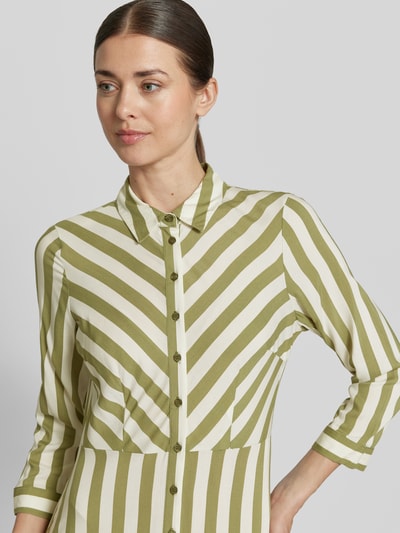 Frauenmodel trägt Hemdblusenkleid aus Reine Viskose mit Knopfleiste Modell 'SAVANNA' von YAS im Allover-Look, Nahaufnahme Oberkörper.