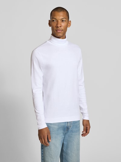 Männermodel trägt Regular Fit Longsleeve aus reiner Baumwolle mit Rollkragen von Christian Berg Men in Weiß, lockerer Schnitt, Ganzkörperansicht von vorne.